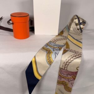 Hermès Twilly – Grand Apparat  Silk Twilly | Shades of Blue, Cream & Pink | Brand New | Full Set